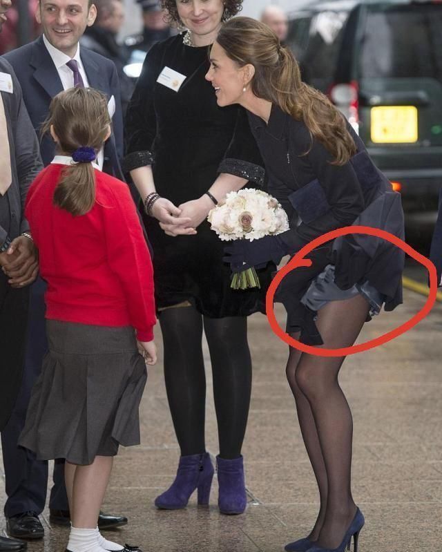 包忙|凯特穿短裙遇狂风,捧着花夹着包忙用手遮,频露打底努力挤笑好尬