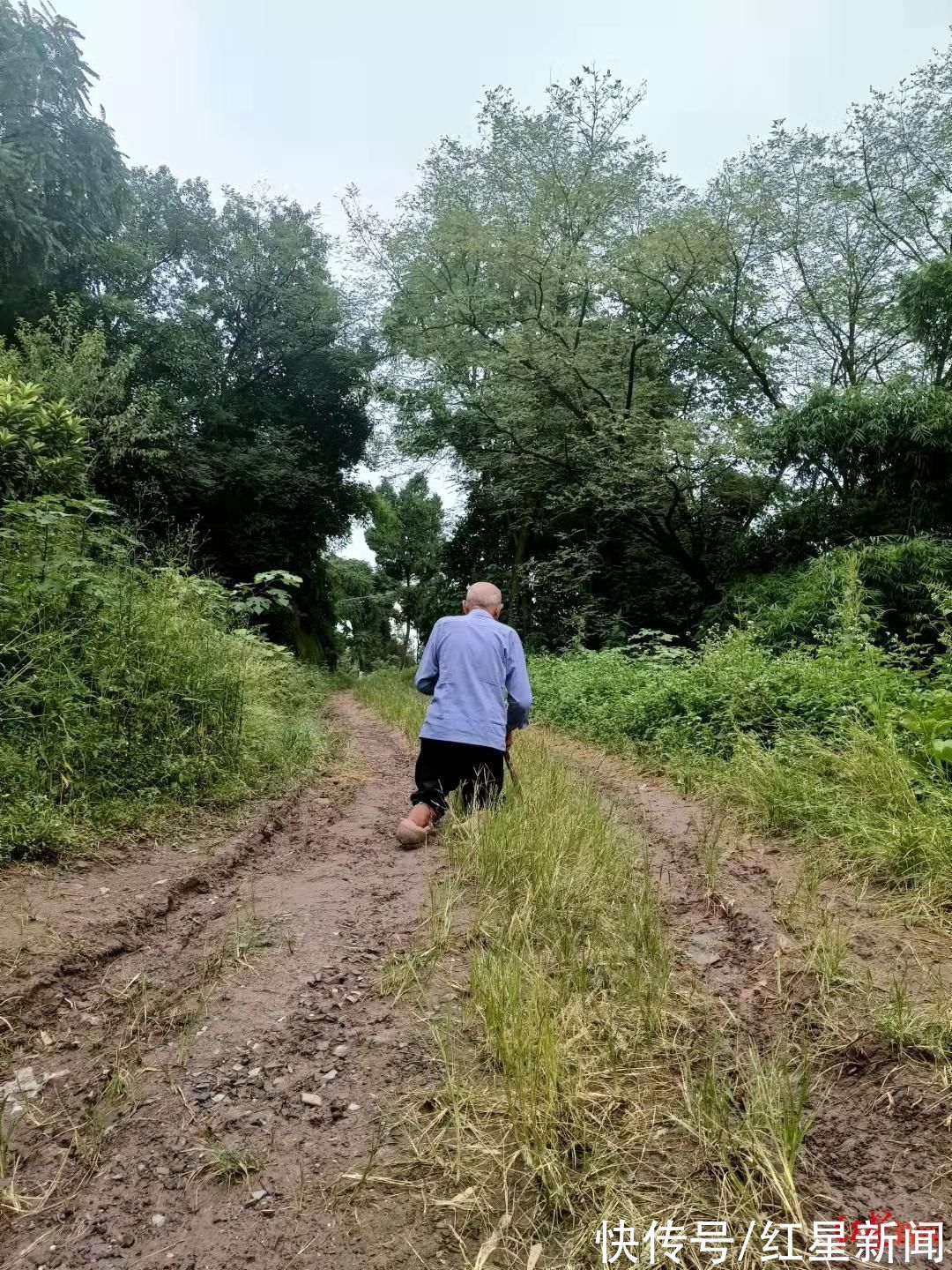 泪目|八旬老人街头跪地行走让网友泪目 记者探访：他先天残疾一生未婚，目前独自生活