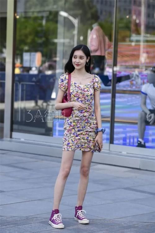 街拍气质爆棚的优雅穿搭,用紧身裙变身潮流模样