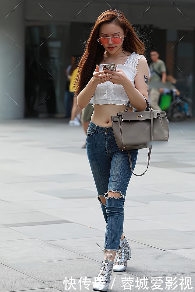 上衣|怎么把破洞牛仔裤穿得更加出彩？上衣跟鞋子的搭配很关键！