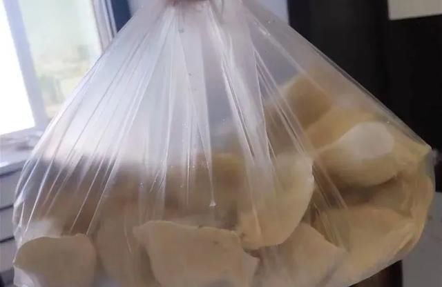饺子包好后，最忌讳直接放冰箱，教你一招，饺子不粘连不开裂
