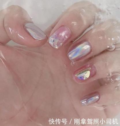 美甲|有气质的女人,通常都做这几款美甲,简约大方,清新感十足