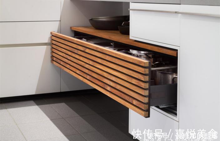 柜门|灶台下留个格栅抽屉柜,锅碗瓢盆塞这里,橱柜用起来果然更方便了