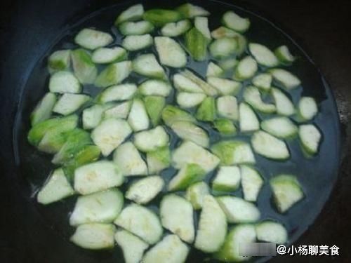 丝瓜|炒丝瓜，有人用盐腌，有人加醋泡，都不对！这才是正确做法，真香