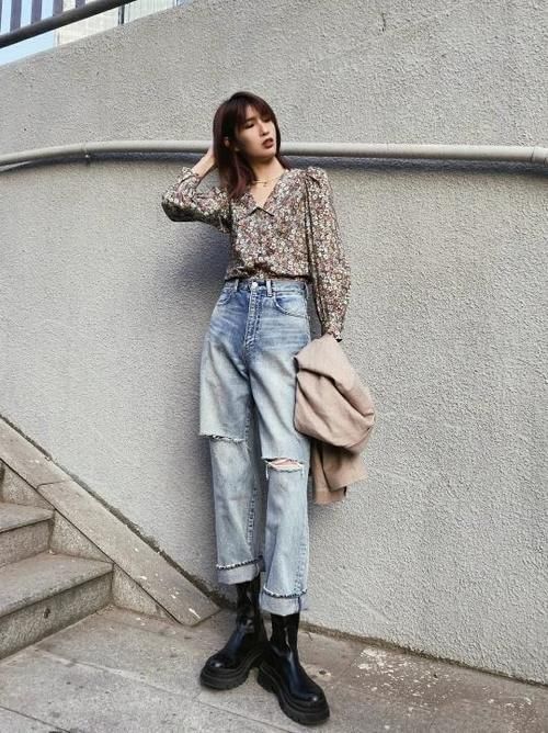 春季是碎花衬衫的“天下”，上身休闲百搭又清纯，突出自身的美