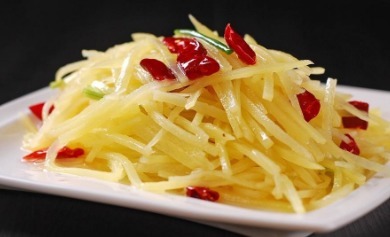 炒土豆丝时,一定不要直接下锅,教你一招,土豆丝更脆更香!