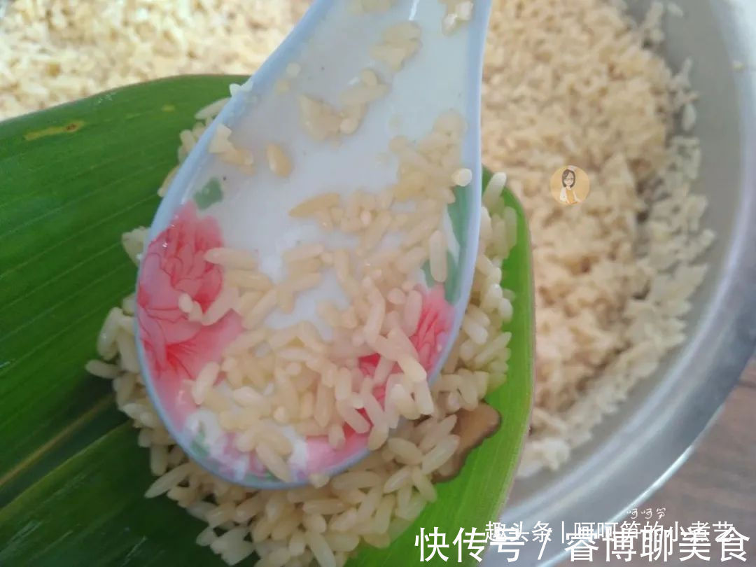 香菇|端午节将至,教你做鲜香味美的咸蛋黄肉粽,软糯诱人,吃了还想吃