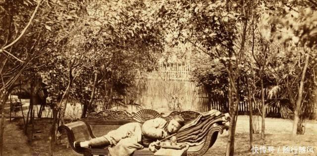 清朝|直击清朝末年百姓的生活状况,女子躺在床上抽大烟慵懒妩媚!