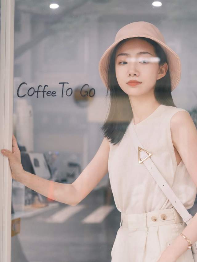 洋气|20岁到30岁的女生夏季末尾这样穿,衬衫配阔腿裤简约洋气,超好看