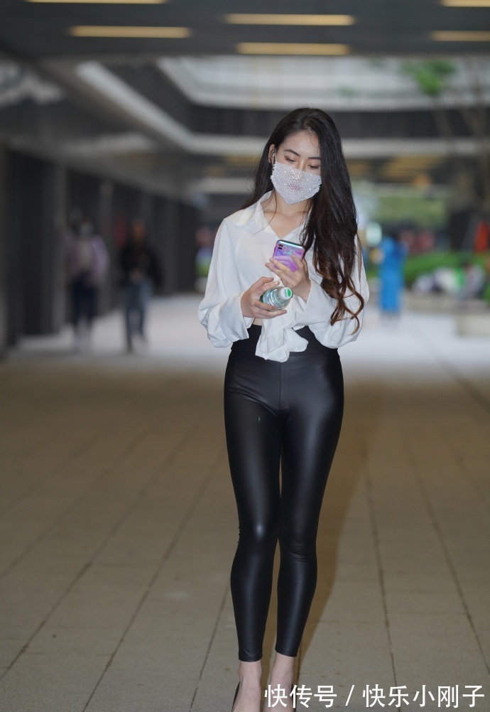 白衬衫 皮裤真是经典,简单搭个白衬衫,既有气质又有线条!