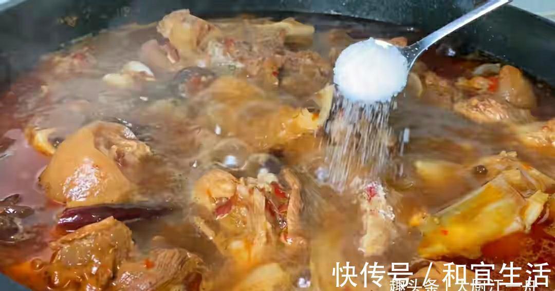 解馋|想吃酱大骨再不用去买啦，大厨教你在家做，肉烂脱骨，吃着真解馋