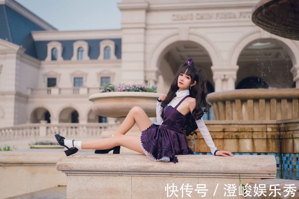 坂凛|FGO伊什塔尔COS,身穿紫色小礼服侧坐喷泉边,这个真不是远坂凛