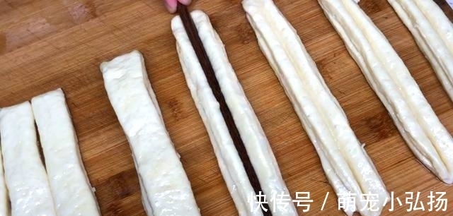 保鲜膜|1碗面粉,1个鸡蛋,就能在家做油条,不用泡打粉,比买的好吃百倍