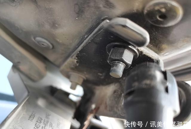变形|报价15万的英菲尼迪FX35，内饰破烂大梁变形，妹子敢上车？