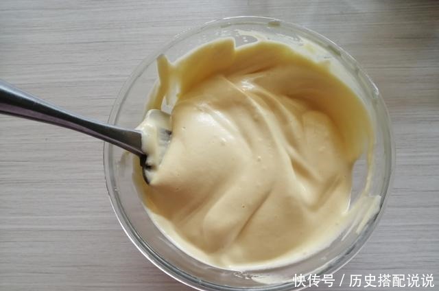 这蛋糕不回缩不开裂,细腻松软,蛋香浓郁,4种食材就可以做出来