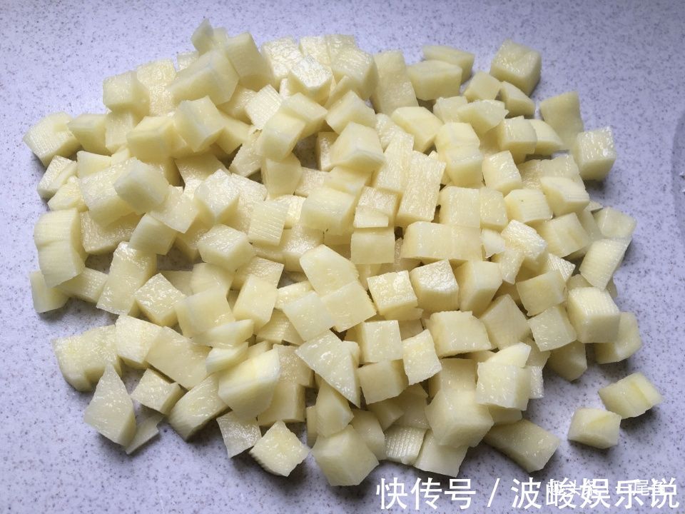 土豆和鸡肉天生一对，不加一滴水简单炒一炒，鲜美嫩滑好吃又解馋