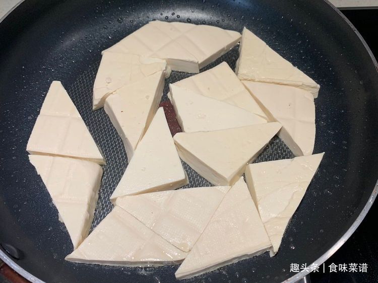 学会红烧豆腐的做法,隔三岔五烧着吃,美味又下饭,比吃肉都过瘾