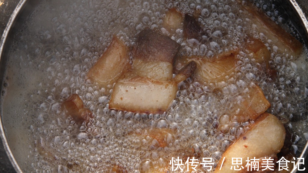 煮肉时浮出的白色浮沫是什么?要捞出来吗?医生一文告诉您为什么