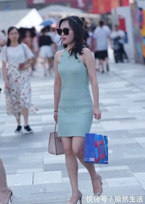 小姐姐 大热天最适合穿青蓝色连衣裙,搭配墨镜的高冷感,时尚达人优雅又好看