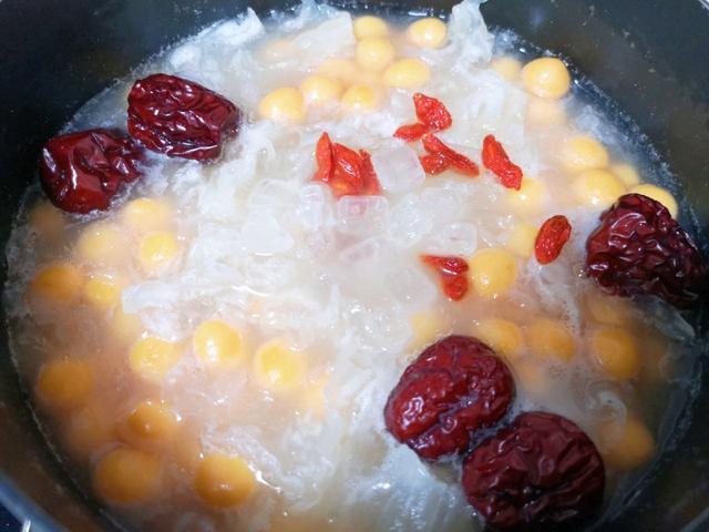 红薯除了蒸煮外,还可以搓成小圆子,加点银耳,好喝的甜品汤
