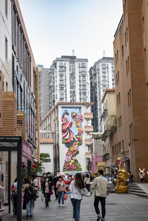 广州北京路一街之隔，又一网红马路出现，在紫荆花掩映下实在太美