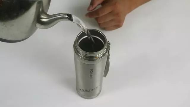 杯壁|清除保温杯的细菌污垢，只需这2样东西
