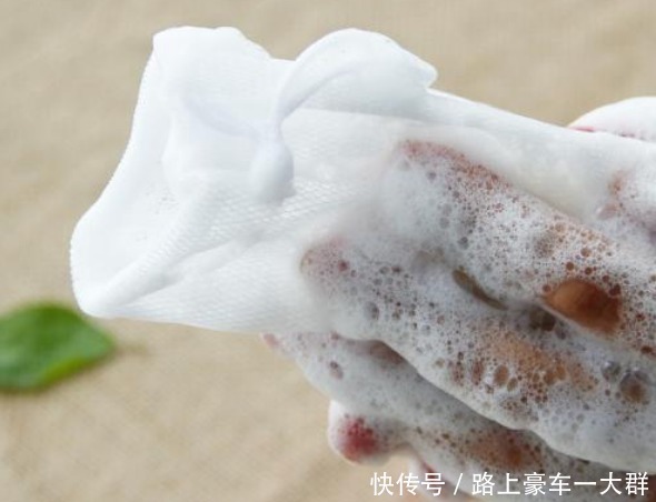 肌肤|晨起洗脸时, 还在坚持用“洗面奶” 我每天弄错! 难怪油腻长皱纹
