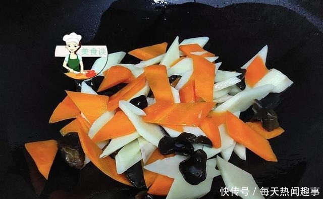 这三样素菜一起炒,秋天吃它特营养,我家一周吃3次,次次都光盘