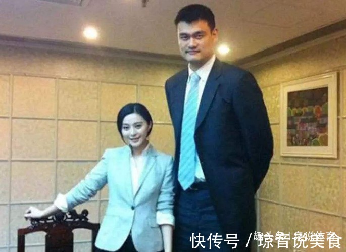 姚明合影|和姚明合影有讲究科比在姚明身边也“娇小”,杨幂的姿势很合理