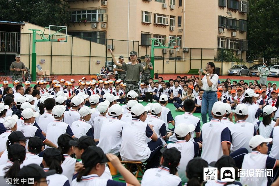 安全意识|济南：初一新生学校操场开展军训