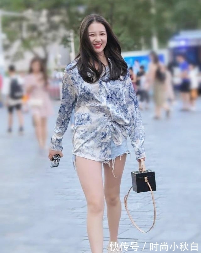 女孩|气质女孩的优雅穿搭,水墨印花衬衫搭配牛仔短裤,满满的国风韵味