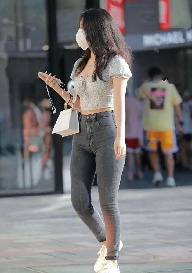 女生|有了牛仔裤, 普通女生也能穿出“美人感”, 秀出时尚又上镜的造型