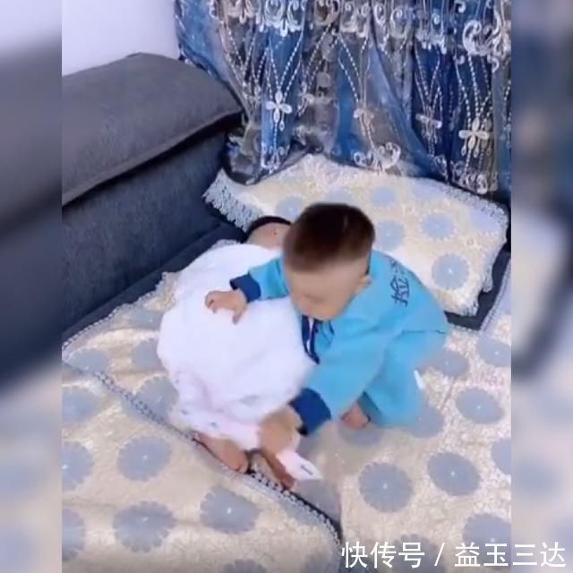 家长|弟弟看到哥哥睡着了,这个举动让众人暖心,网友:太懂事了