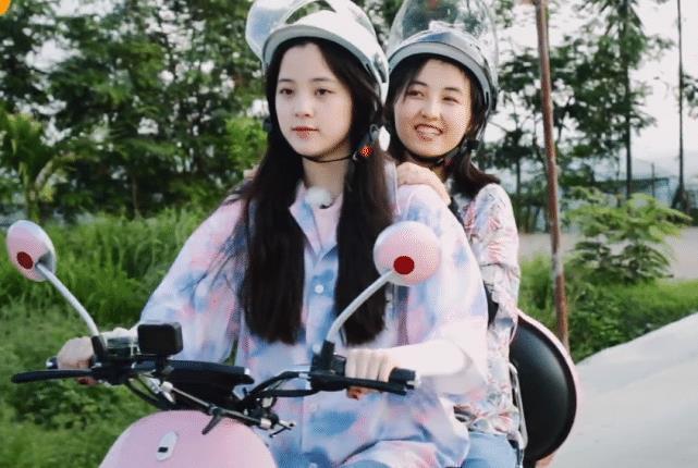 工作人员 节目组保护措施有多强?欧阳娜娜骑电车,看清多少人员护驾,懵了