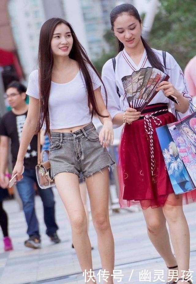 街拍:美女打扮穿着小清新范,显得很活泼,又有小女生的娇美!