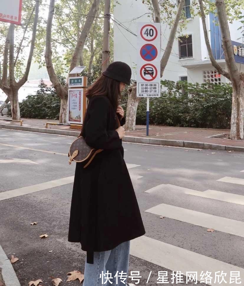 不失|秋冬重磅穿衣秘籍!黑色大衣搭配牛仔裤,休闲不失气场~