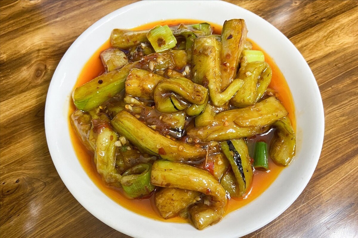炒茄子，切记不要先放油，大厨教您一招，口感不油腻，颜色不发黑