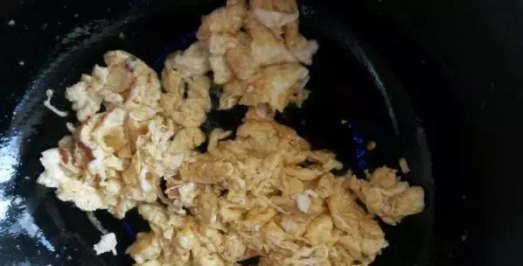 用1个青椒2个鸡蛋,做了一碗酱,全桌的人抢着吃