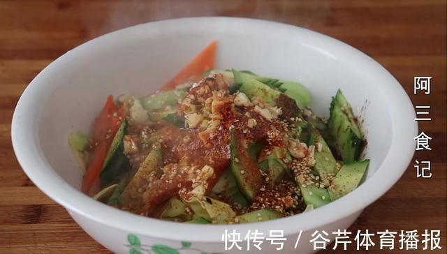 凉拌菜|包菜最下饭的做法，加3个鸡蛋，开水一烫，开胃又解馋，比肉还香
