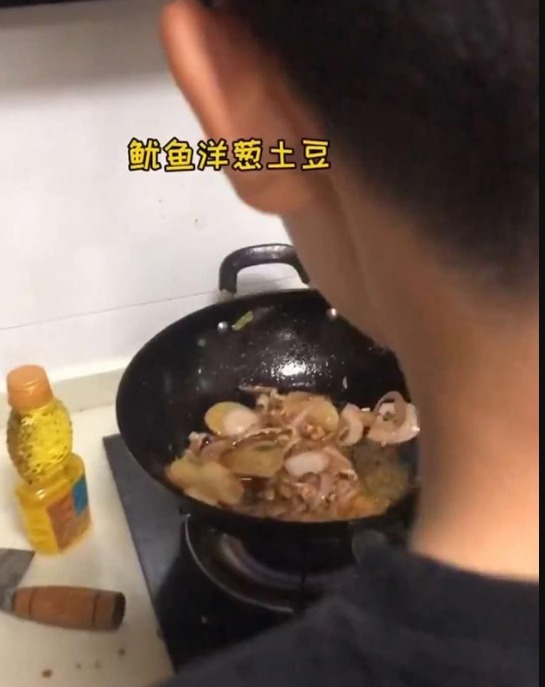 晚饭|10岁男孩半夜偷做宵夜,妈妈掐着时间来“混饭”,堪称吃货母子