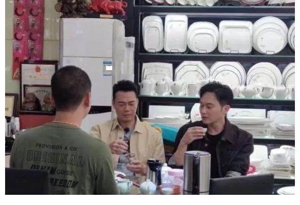 《大灣仔的夜》開業(yè)路透？陳小春站C位，張智霖笑容靦腆被贊靚仔