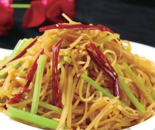 炒土豆丝时，一定不要直接下锅，教你一招，土豆丝更脆更香！