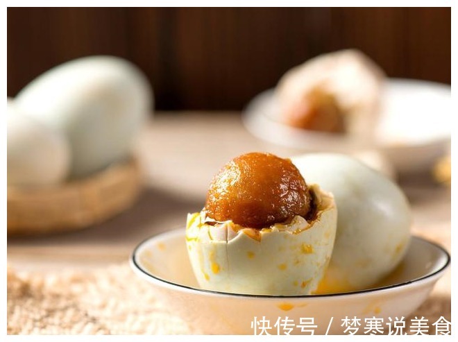 用土方法腌咸鸭蛋,多加1味料,10天就腌好,鸭蛋个个流油