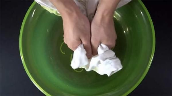 床单沾上血渍不用愁,教你简单方法,新旧血渍都能洗得干干净净