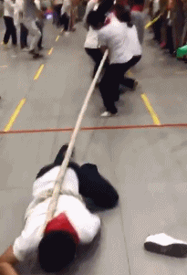 |搞笑GIF:小姐姐打扰了,我是热心肠,需要我压一下吗?