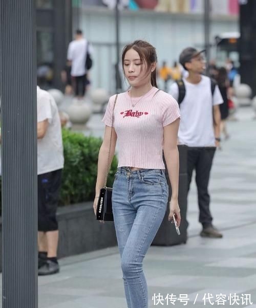 小蛮腰 粉色上衣搭配浅蓝“紧身牛仔裤”,风格独特,青春气息十足