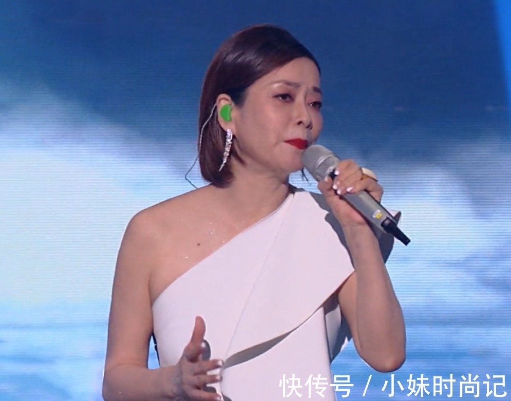 小蛮腰|毛阿敏58岁仍然“风华绝代”,穿白色斜肩礼裙优雅大气,气质绝了