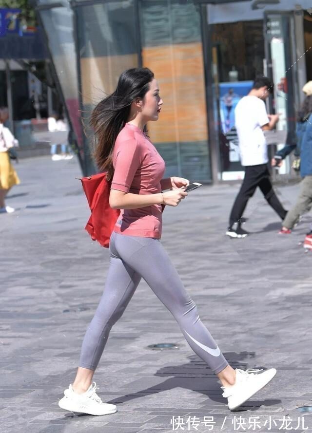 女神 打底裤的打扮尽显优雅气息,展现女神的自信,好看又不简单