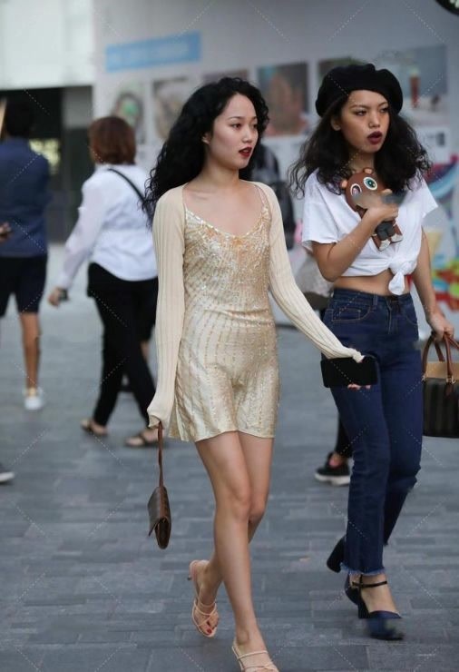 修身长裙 深灰色修身长裙,上身舒适,时尚大气