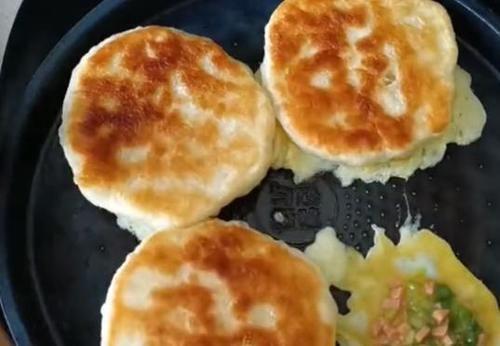  早餐饼4个鸡蛋，一碗面，筷子搅一搅，最简单营养的早餐饼